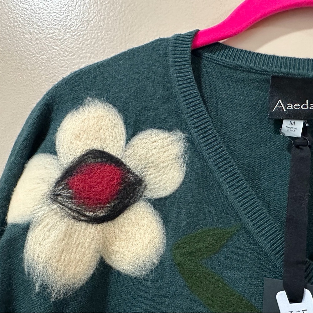 Aaeda Green V-Neck Sweater 3D Flower Appliqué Dolman Sleeve Knit Top Women M New - Picture 4 of 6